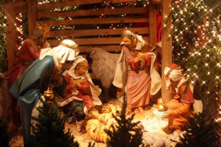  С неба Ангел к нам спустился и сказал - Христос родился ! Мира счастья и добра в день Христова Рождества !
